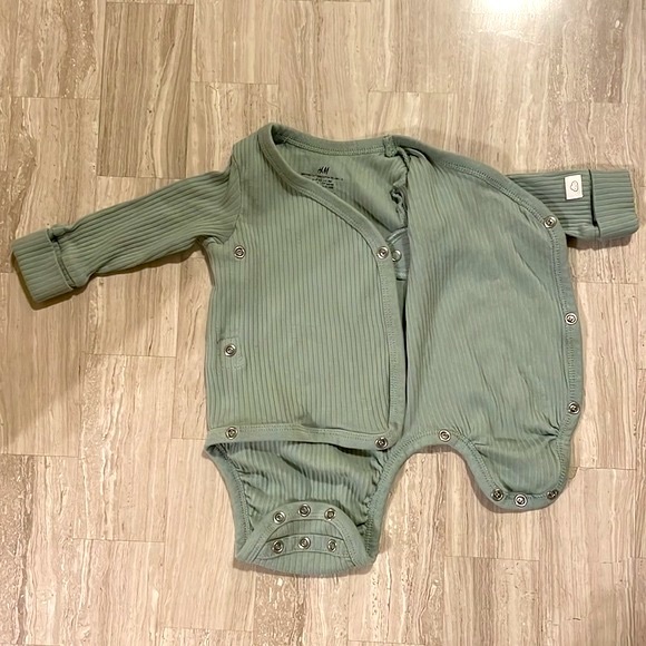 H&M light green adjustable fit long sleeve bodysuit set - Picture 3 of 9